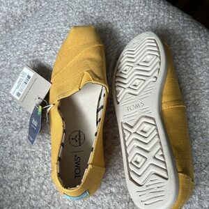 NWT Tom’s earthwise Alpargata size 9 Marigold Heritage Canvas